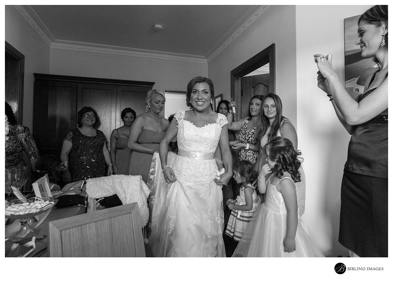 bride-greets-guests-at-the-house-before-getting-married